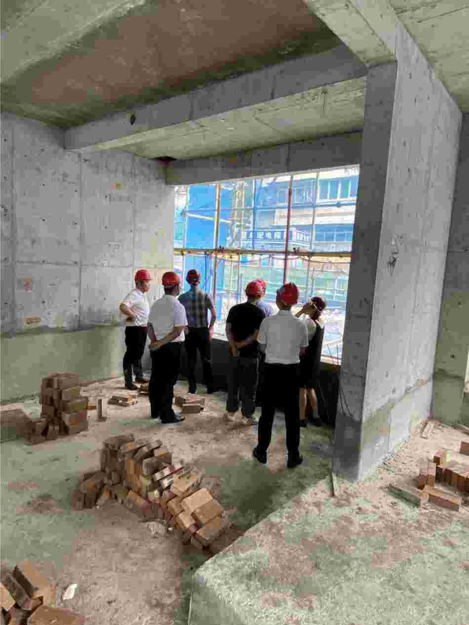东升国际开发集团公司、质监部、建设公司及销售公司共同巡查施工现场